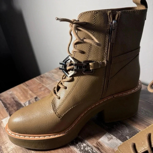 NWOT Vince Camuto Tan Platform Heeled Boots Chain Detail Women Size 8 - Picture 5 of 7